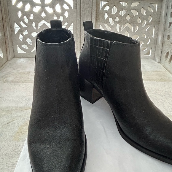 Nine West Westlyno Black Leather Ankle Booties Block Heel Chelsea 9 Worn Once - Picture 4 of 9